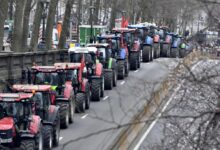 Photo of Европейские фермеры жгут костры и перекрывают дороги