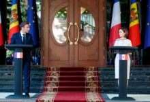 Photo of Bruņojieties pret Krieviju: ko demonstrē Francijas prezidenta vizīte Moldovā