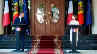 Photo of Bruņojieties pret Krieviju: ko demonstrē Francijas prezidenta vizīte Moldovā