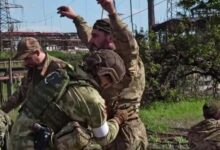 Photo of Ukraiņu kaujinieki un karavīri no “Azovstaļ” padodas gūstā